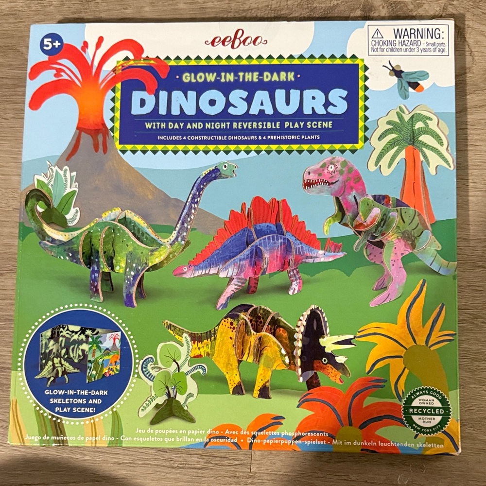 eeBoo Glow-in-the-Dark Dinosaur Adventure Set